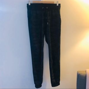 Black camouflage active pants